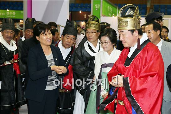 제21회 남도음식문화큰잔치가 ‘남도의 맛, 건강한 밥상’이란 주제로 26일 담양읍 죽녹원 일대에서 열렸다. 이낙연 도지사와 부인 김숙희 여사, 최형식 담양군수가 주제관을 둘러보고 있다. 사진제공=전남도