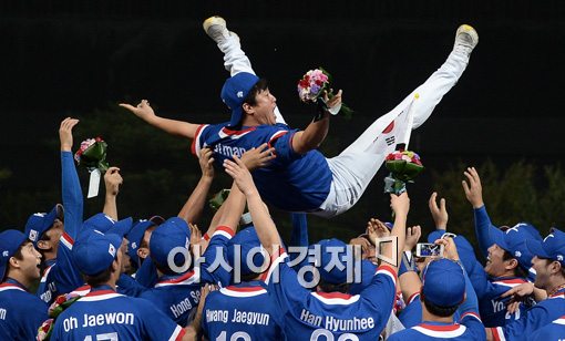 [포토]헹가래 받는 안지만