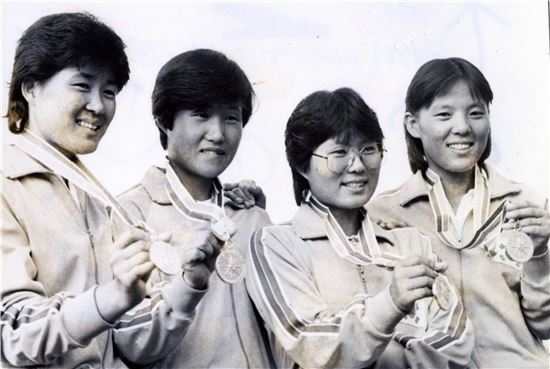 1982년 뉴델리 아시안게임 여자 테니스 단체전에서 금메달을 딴 설민경 씨(왼쪽에서 두 번째)와 함께 출전한 국가대표 동료들. 왼쪽부터 신순호, 설 씨, 김남숙, 김수옥[사진 제공=대한체육회]