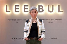 현대차 '국립현대미술관 이불전' 후원. 국립현대미술관 서울관 앞에서 기념촬영을 하는 이불 작가

 