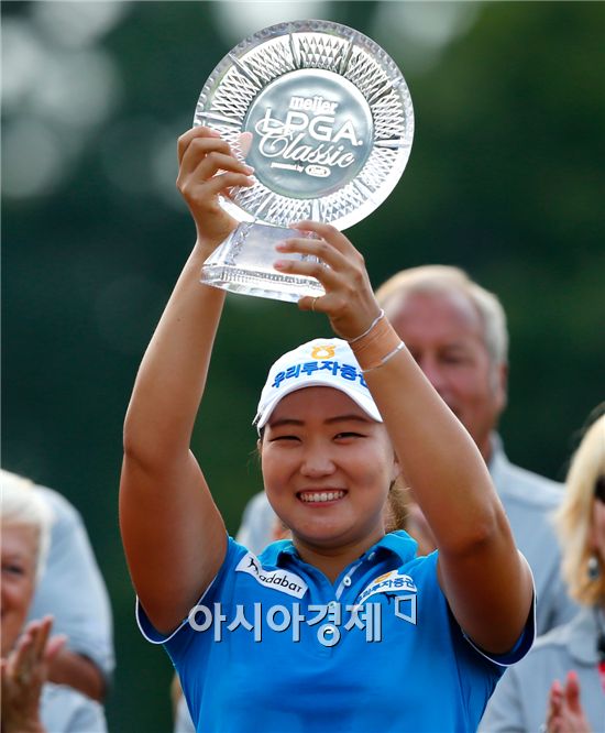 미국여자프로골프(LPGA)투어 ‘마이어클래식’에서 생애 첫 우승을 한 이미림골퍼가 트로피를 들고 환호하고있다.