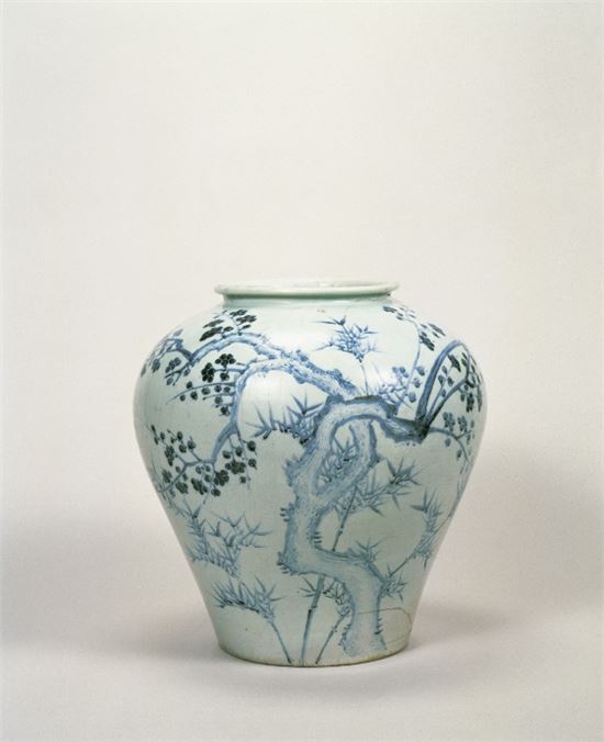 매화 대나무무늬 항아리, 조선 15-16세기, 오사카시립동양도자미술관 소장.
