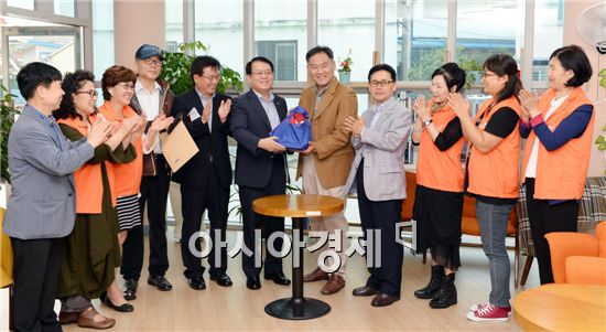 [포토]푸른길도서관 친구들 봉사단, 광주 남구에 도서기증