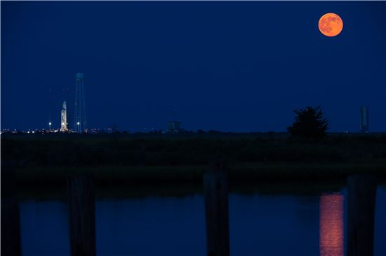 ▲보름달이 뜬 가운데 지난 7월12일 시그너스우주선이 버지니아 발사대에 서 있다.[사진제공=NASA]