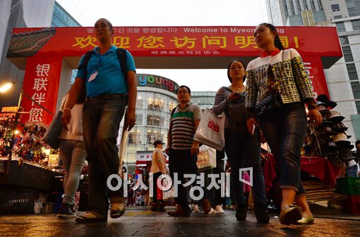 중국 국경절을 맞아 한국 명동을 찾은 중국관광객들.
