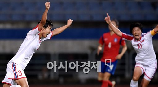 [포토]결승行 확정지은 북한 여자 축구대표팀