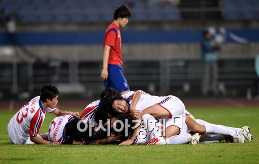 [포토]역전골 넣고 기뻐하는 북한 여자축구팀