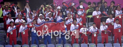 [포토]2-1 역전승이 기뻐하는 북한 응원단
