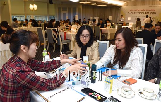 29일 삼성동 서울컨벤션에서 개최된 '아시아 뷰티바이어 초청 상담회'에서 우리기업들과 바이어들이 수출상담을 하고 있다.