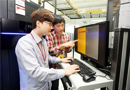 SK텔레콤 관계자들이 보라매사옥에 구축된 네트워크 가상화 센터 ‘IPC’(ICT Product Center)에서 장비를 선보이고 있다. 