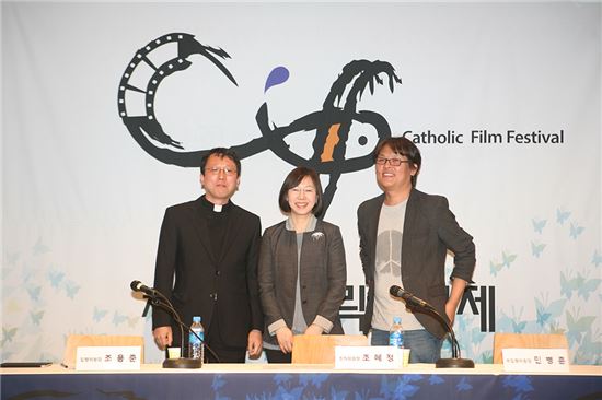 왼쪽부터 조용준 신부, 조혜정 교수, 민병훈 감독