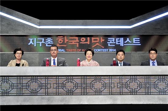 '지구촌 한국의맛 콘테스트' 정혜정 · 제임스 하우 · 한복선 · 박효남 · 오세득(왼쪽부터) /MBC 제공