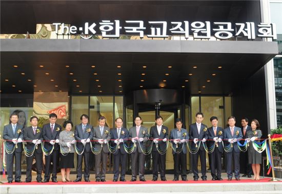 한국교직원공제회(이사장 이규택)가 30일 경기도 수원시 인계동에 위치한 경기지역 공제회관 개관식을 가졌다. 