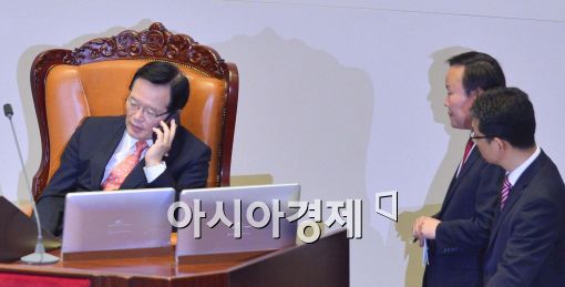 [포토]전화 받는 정의화 국회의장