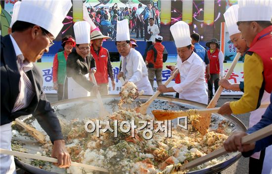 영광백수해안도로 노을축제에서 김준성 영광군수 등 참석자들이 비빔밥을 만들고있다.