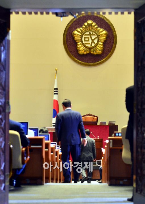 [포토]본회의장으로 향하는 새누리당 의원들