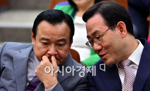 [포토]새누리당 의원총회 개최, 심각하게 대화 나누는 이완구-주호영