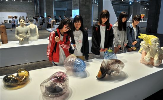 '2013청주국제공예페어' 전시장에서 관람객들이 작품을 살펴보고 있다.