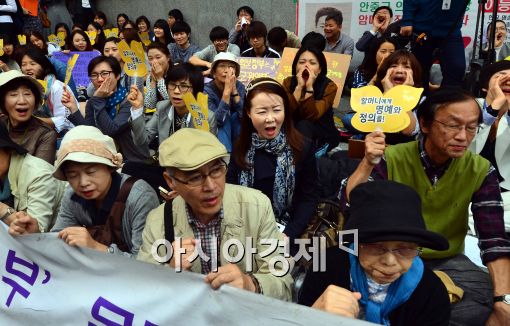 [포토]위안부 문제해결 촉구 정기 수요집회, 구호 외치는 시민들