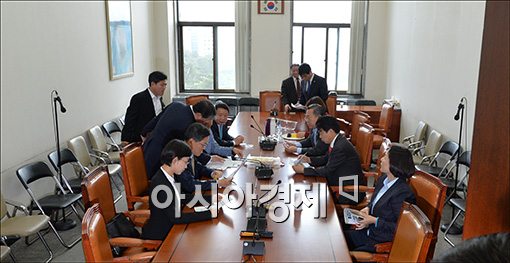 [포토]소회의실에서 다시 만나는 여야 의원들