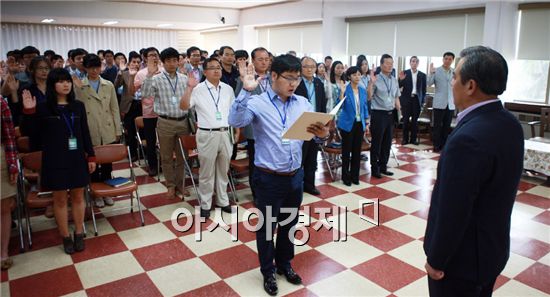 곡성군은 부정부패 척결을 위한 공직자 자정운동 계획을 수립하고 그 시작으로 1일 군청 대청마루에서 유근기 군수를 비롯, 본청과 소속기관 직원 등 250여 명이 참석한 가운데 ‘부정부패 척결 및 청렴실천 결의대회’를 가졌다.
