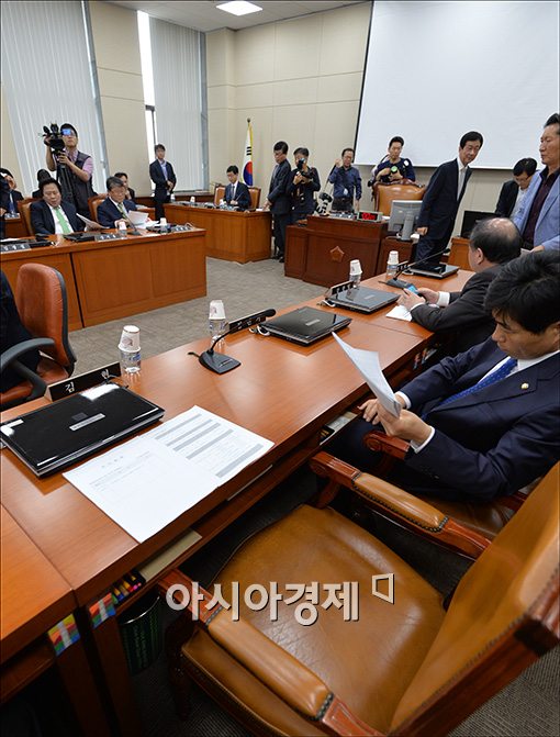 [포토]비어있는 김현 의원 자리
