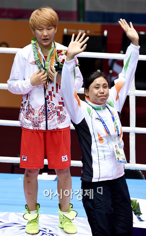 인도 복싱선수 사리타 데비, 박진아에 동메달 걸어줘 "심판이 복싱 죽였다"