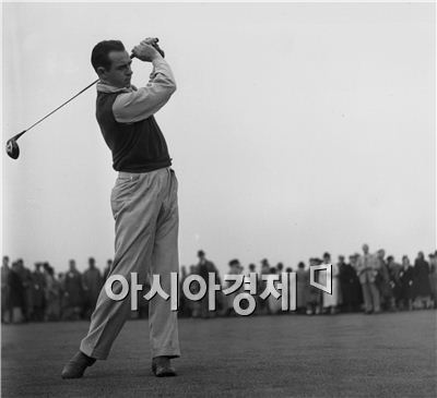 '골프전설' 샘 스니드의 1937년 경기 장면. 이 드라이버가 바로 10월1일 현재 경매가 3억원을 넘어서고 있는 역사상 가장 비싼 골프채다. 사진=Getty images/멀티비츠 