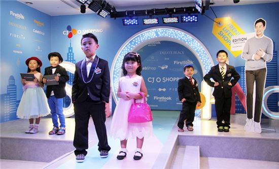 CJ오쇼핑이 '한국잡월드'에 오픈한 패션 스튜디오 체험관에서는 만 4세에서 10세 사이의 어린이들이 쇼호스트와 모델 체험을 할 수 있다.