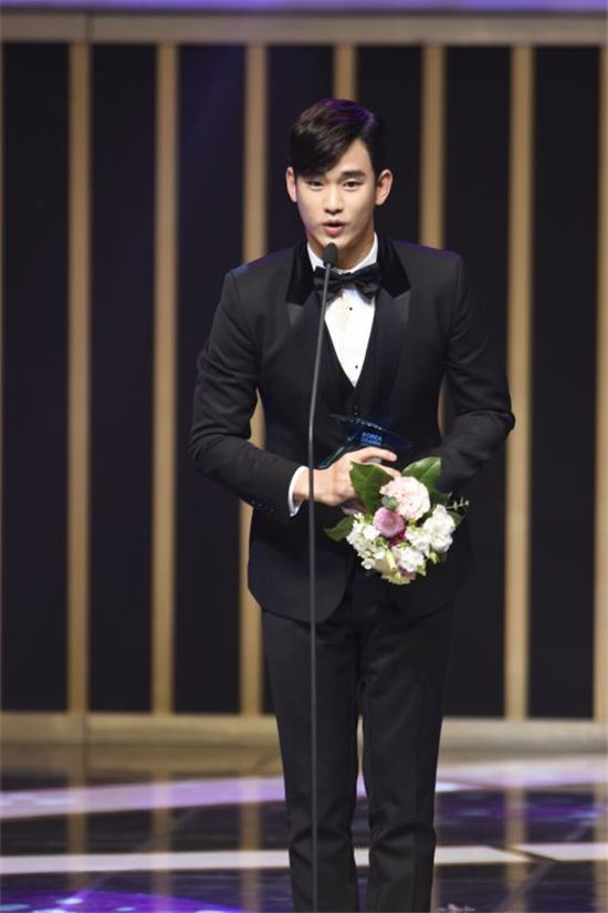 김수현, '별그대'로 韓 드라마 별이 되다…대상 수상에 눈물 '왈칵'