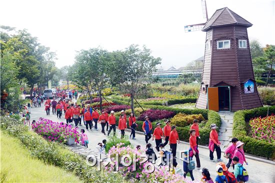 제14회 곡성심청축제 개막을 알리는 곡성 주민 건강걷기대회가 2일 유근기 곡성군수, 이국섭 곡성군의회 의장, 주성재 곡성군의회 부의장, 주민 등 1000여명이 참석한 가운데 곡성 섬진강 기차마을 광장에서 열렸다. 이날 주민들은 곡성 장미공원을 거쳐 전통시장에 이르기 까지 약 5㎞ 걷기를 했다.
곡성군(군수 유근기)과 곡성심청축제추진위원회(위원장 이상철)는 ‘제14회 곡성심청축제’를 2일부터 5일까지 4일동안 곡성 섬진강기차마을에서 ‘효와 함께 열어가는 행복한 세상’을 주제로 개최한다.