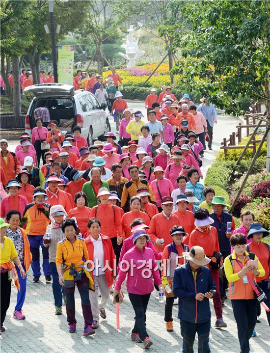 제14회 곡성심청축제 개막을 알리는 곡성 주민 건강걷기대회가 2일 유근기 곡성군수, 이국섭 곡성군의회 의장, 주성재 곡성군의회 부의장, 주민 등 1000여명이 참석한 가운데 곡성 섬진강 기차마을 광장에서 열렸다. 이날 주민들은 곡성 장미공원을 거쳐 전통시장에 이르기 까지 약 5㎞ 걷기를 했다.
곡성군(군수 유근기)과 곡성심청축제추진위원회(위원장 이상철)는 ‘제14회 곡성심청축제’를 2일부터 5일까지 4일동안 곡성 섬진강기차마을에서 ‘효와 함께 열어가는 행복한 세상’을 주제로 개최한다.