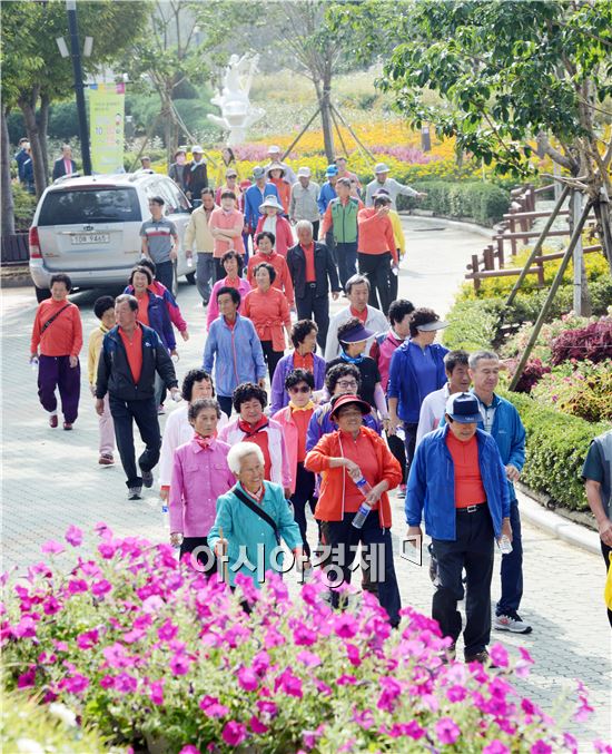 제14회 곡성심청축제 개막을 알리는 곡성 주민 건강걷기대회가 2일 유근기 곡성군수, 이국섭 곡성군의회 의장, 주성재 곡성군의회 부의장, 주민 등 1000여명이 참석한 가운데 곡성 섬진강 기차마을 광장에서 열렸다. 이날 주민들은 곡성 장미공원을 거쳐 전통시장에 이르기 까지 약 5㎞ 걷기를 했다.
곡성군(군수 유근기)과 곡성심청축제추진위원회(위원장 이상철)는 ‘제14회 곡성심청축제’를 2일부터 5일까지 4일동안 곡성 섬진강기차마을에서 ‘효와 함께 열어가는 행복한 세상’을 주제로 개최한다.