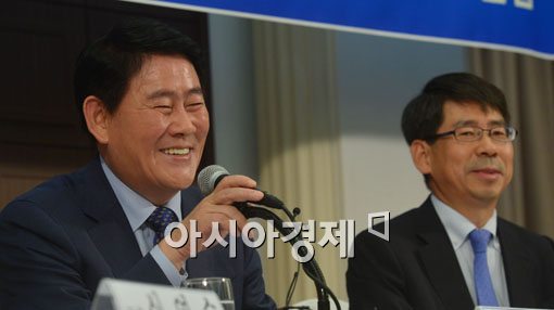 [포토]멋쩍게 웃는 최경환 경제부총리 