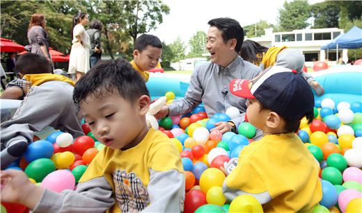 남경필 경기지사가 도지사 공관을 찾은 어린이들과 함께 즐거운 한때를 보내고 있다.