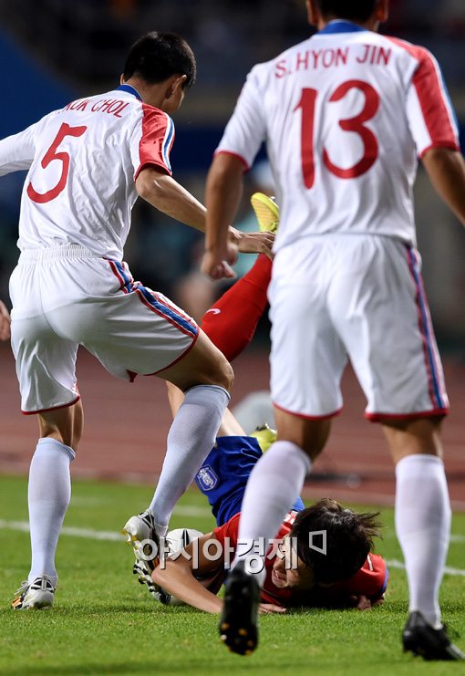 [포토]이재성,'북한 축구 거칠어~'