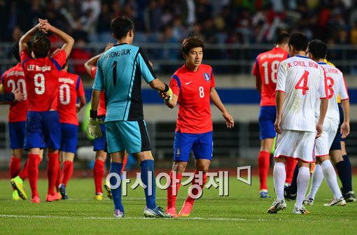 [포토]대결 뒤 손잡은 남-북 