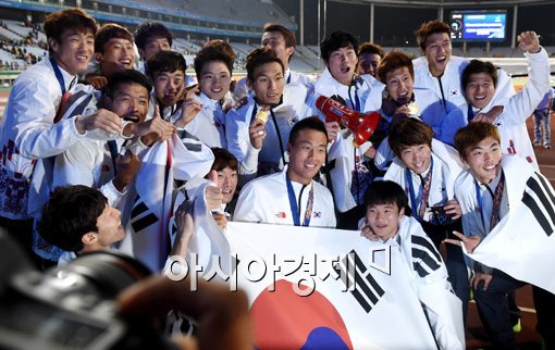 [포토]금메달 목에 걸고 기쁨 만끽하는 축구대표팀