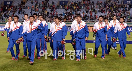 [포토]은메달 획득에도 씁쓸한 표정의 북한 대표팀