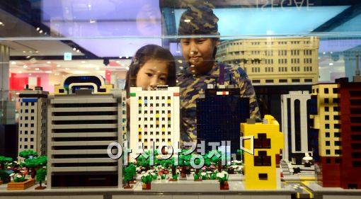 [포토]레고 모형 보는 어린이들