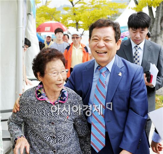 윤장현 광주광역시장은 2일 오전 빛고을노인건강티운에서 열린 제18회 노인의 날 기념식에 참석해 노인들과 환하게 웃고 있다. 사진제공=광주시