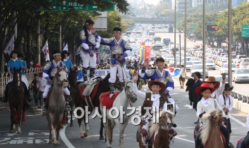 [포토]'말 퍼레이드' 펼쳐지는 강남 한복판