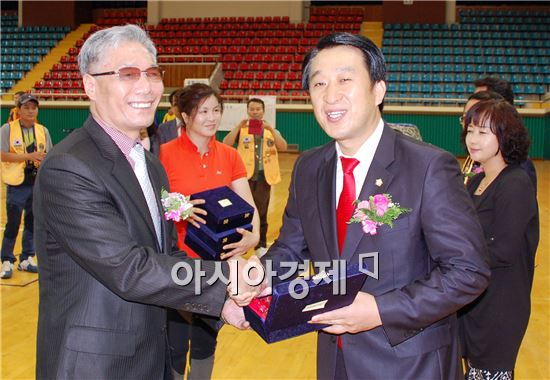 순천시의회 허유인 의원(오른쪽)이 시각장애인협회 김영래 회장으로부터  감사패를 받고 기념촬영을 하고있다.