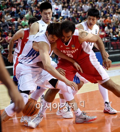 [포토]김종규,'NBA 출신 하다디와 치열한 볼다툼'