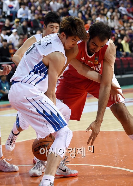 [포토]NBA 출신 하다디도 쩔쩔매는 김종규의 수비