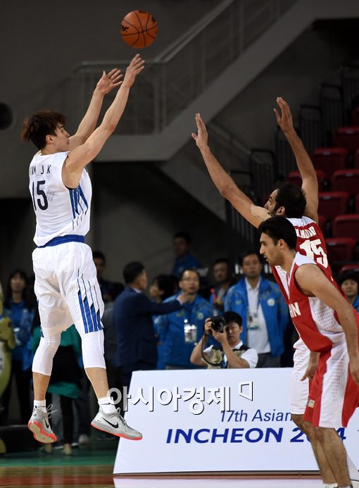 [포토]김종규,'하다디 앞에 놓고 첫 골!'