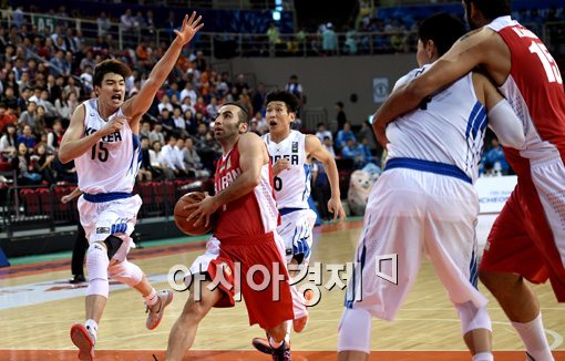[포토]김종규-양동근,'이란 공격을 막아라'