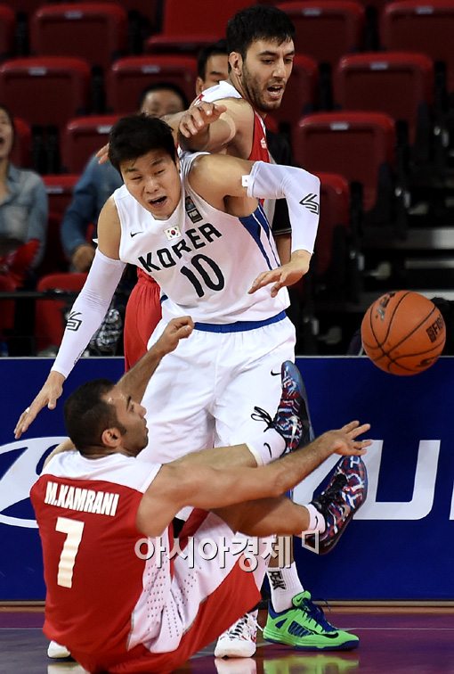 [포토]리바운드 다투는 조성민