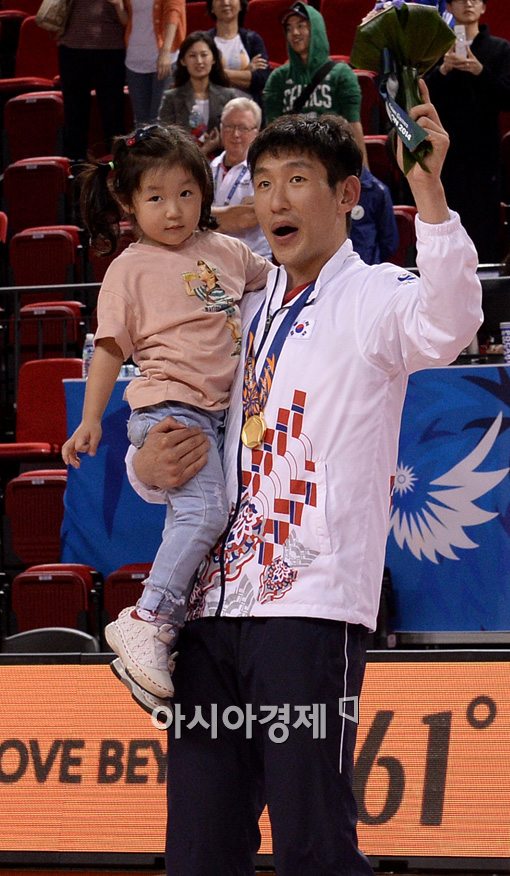 [포토]양동근,'금메달 기쁨은 딸과 함께'