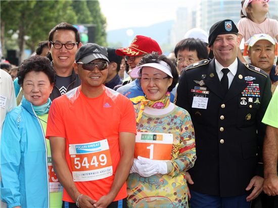 5km 건강건기에 나선 이봉주 전 마라톤 선수, 신연희 강남구청장, 브라이언 주한 미8군 부사령관
